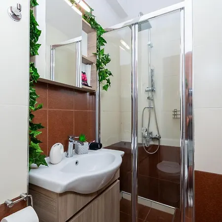 Koper House - Cozy & Tropical Oasis Steps From The Center Apartment