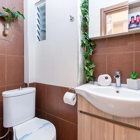 Apartment Koper House - Cozy & Tropical Oasis Steps From The Center Neos Marmaras